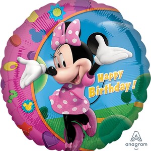 Pode incluir: Um bal&atilde;o redondo de folha de alum&iacute;nio rosa e azul com uma imagem de desenho animado de Minnie Mouse vestindo um vestido rosa de bolinhas e um la&ccedil;o rosa. O bal&atilde;o tem o texto "Happy Birthday!"