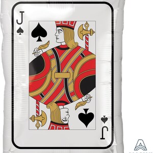 Pu&ograve; includere: Un palloncino in lamina argentata a forma di carta da gioco, che rappresenta il Jack di Picche. La carta &egrave; rossa e nera con accenti dorati. Il Jack &egrave; raffigurato con una corona e tiene una spada e una penna.