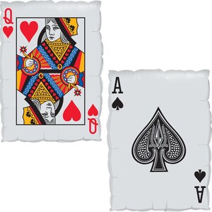 Pu&ograve; includere: Due palloncini a forma di carte da gioco, uno &egrave; la Regina di Cuori e l'altro &egrave; l'Asso di Picche.
