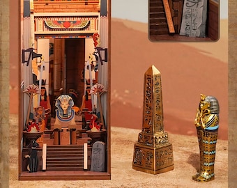Peut inclure: Modèle miniature en bois d'un temple égyptien avec un obélisque et un sarcophage dorés. Le temple a un intérieur détaillé avec des hiéroglyphes et une figurine de chat noir.