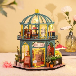Kit casa delle bambole in miniatura della casa del caffè di fiori // 1:24 con decorazioni regalo artigianali per adulti leggere