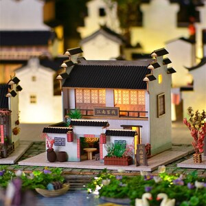 Fai da te cinese antica casa di città in legno in miniatura kit di casa delle bambole // 1:24 con luce Adult Craft Gift Decor