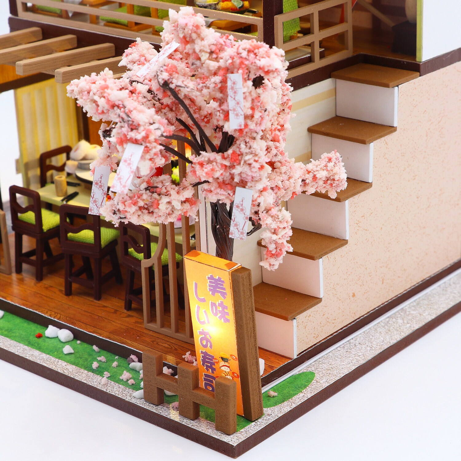 Kit Miniature Japonais Style Maison Miniature avec des Meubles Restaurant De Sushi, Maison Miniature avec Housse De Protection Et Lumière LED