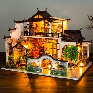 Kit per casa delle bambole in miniatura tradizionale cinese nuovo stile fai-da-te // 1:24 con decorazioni leggere per regali artigianali per adulti