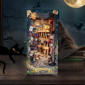 Puede incluir: Un modelo en miniatura de un edificio de ladrillo con un letrero que dice "Magic Night Alley". El edificio está decorado con hiedra y tiene una variedad de ventanas y puertas. El modelo está situado sobre un fondo oscuro con una luna llena.