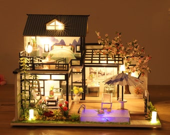 Mini Maison De Poupée Japonaise Rétro 1:24 Avec LED – Kit En Bois à Monter Soi-même – Décoration Intérieure – Cadeau DIY Pour Ado/adulte Dès 15 Ans
