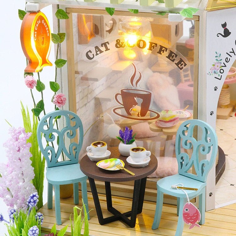 TOPBSFARNY Cat Cafe Houten Miniatuur Poppenhuis Kit DIY Huisdier Kat Koffiewinkel Bouwmodel Accessoires met Meubels LED Licht Muziekdoos Verjaardag (inclusief stofhoes