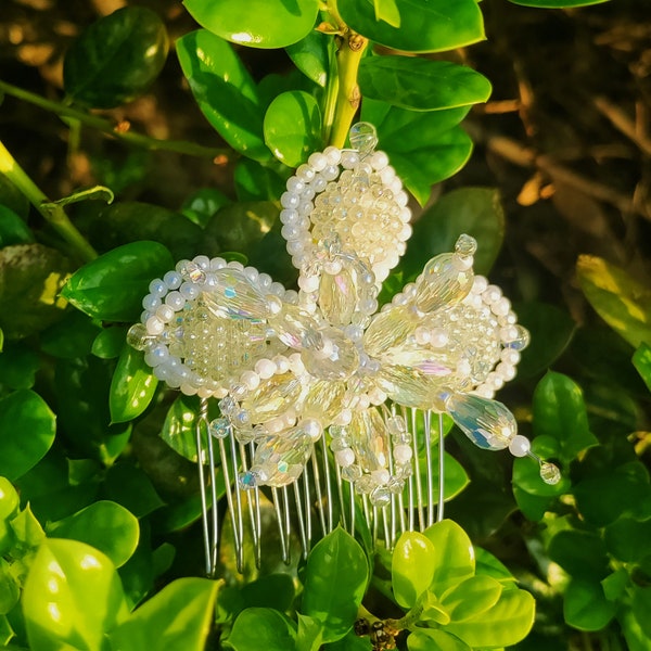 Beaded Flower Haircomb. Panama tembleque. / Tembleque panameño , peineta de flor.