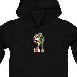 Op de afbeelding: Zwart hoodie met een kleurrijke, smeltende Rubik's Cube-afbeelding en het woord "CUBER" eronder gedrukt.