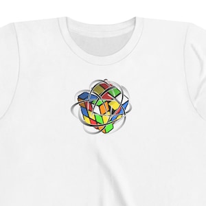 Op de afbeelding: Wit T-shirt met een kleurrijk 3D Rubik's Cube-ontwerp in het midden van het shirt.