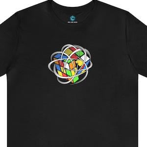 Op de afbeelding: Zwart T-shirt met een kleurrijk, geometrisch ontwerp van een Rubik's Cube in de vorm van een bol.