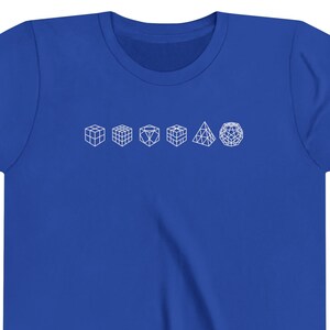 Op de afbeelding: Een koninklijk blauw jeugd t-shirt met een witte afbeelding van vijf geometrische vormen: een kubus, een ruit, een hart, een piramide en een bol.
