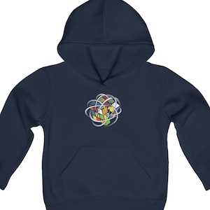 Op de afbeelding: Een marineblauw hoodie met een kleurrijk abstract ontwerp op de voorkant. Het ontwerp heeft een cirkelvormig patroon met meerdere kleuren en lijnen.