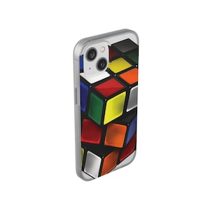 Może przedstawiać: Przezroczyste etui na telefon z kolorowym wzorem kostki Rubika. Etui ma wystający element ochronny aparatu i przezroczyste plecki.