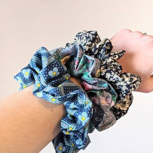 Mini- en maxi-scrunchies met bloemen in verschillende kleuren en verpakkingen