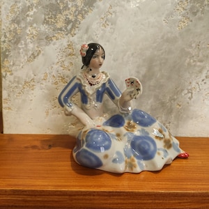 Figurine gitane / Sculpture en porcelaine d'URSS / Figurine femme aux cartes / Gitane aux cartes / Polonnoe / Porcelaine ukrainienne