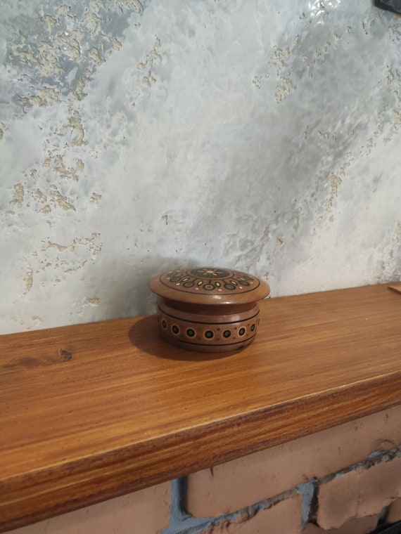 Hand Crafted Wooden Round Inlaid Casket Box / Vin… - image 8