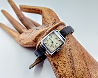 Vintage Zarja Mechanical Women's Watch: Minimalist Wristwear