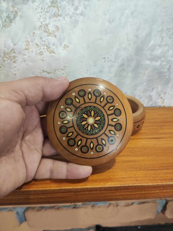 Hand Crafted Wooden Round Inlaid Casket Box / Vin… - image 4
