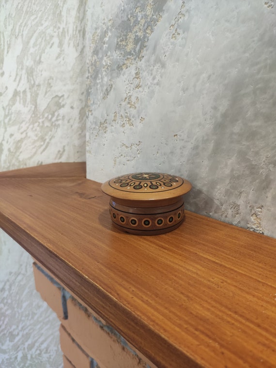 Hand Crafted Wooden Round Inlaid Casket Box / Vin… - image 9