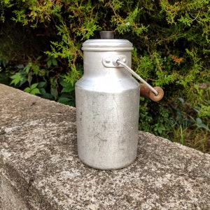 Milk jar / Vintage milk jar / Aluminium milk jar whis lid / milk can aluminum / farmhouse decor / metal milk jug
