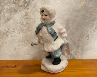 Figurine vintage en porcelaine de Polonne : enfant et traîneau, collection URSS, série Enfance Heureuse