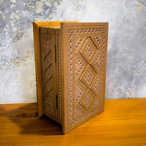 Vintage Wooden Carved Box / Pear wood jewelry box / Jewelry box / Jewelry Holder / Traditional Ukrainian carved box / Vintage box