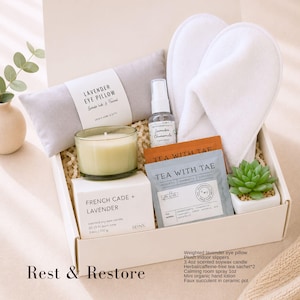 Puede incluir: Una caja de regalo que contiene un antifaz de lavanda gris, pantuflas de felpa blancas, una vela de cera de soja de 100g de enebro franc&eacute;s y lavanda, un spray de lavanda y manzanilla, dos bolsitas de t&eacute; y una suculenta artificial en maceta.