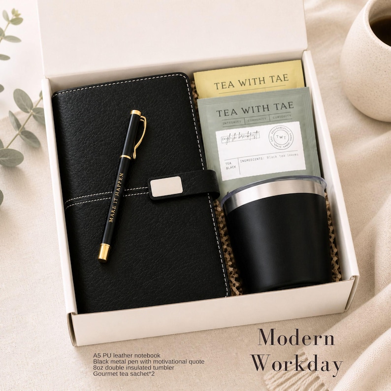 K&ouml;nnte beinhalten: Ein Geschenkset in einer wei&szlig;en Box enth&auml;lt ein schwarzes PU-Leder-Notizbuch, einen schwarzen Metallstift mit dem Aufdruck "MAKE IT HAPPEN", einen schwarzen 237ml isolierten Becher und zwei Teebeutel. Der Text "Modern Workday" ist ebenfalls sichtbar.