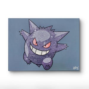 Peut inclure: Impression sur toile d'un personnage de dessin animé violet et scintillant, avec un large sourire et des yeux rouges. Le personnage est posé sur un fond bleu clair. L'œuvre est signée en bas à droite.