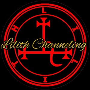 Può includere: Design circolare con bordo rosso e simbolo centrale. Il testo "Lilith Channeling" è scritto in oro in corsivo. Lo sfondo è nero, creando un contrasto sorprendente.