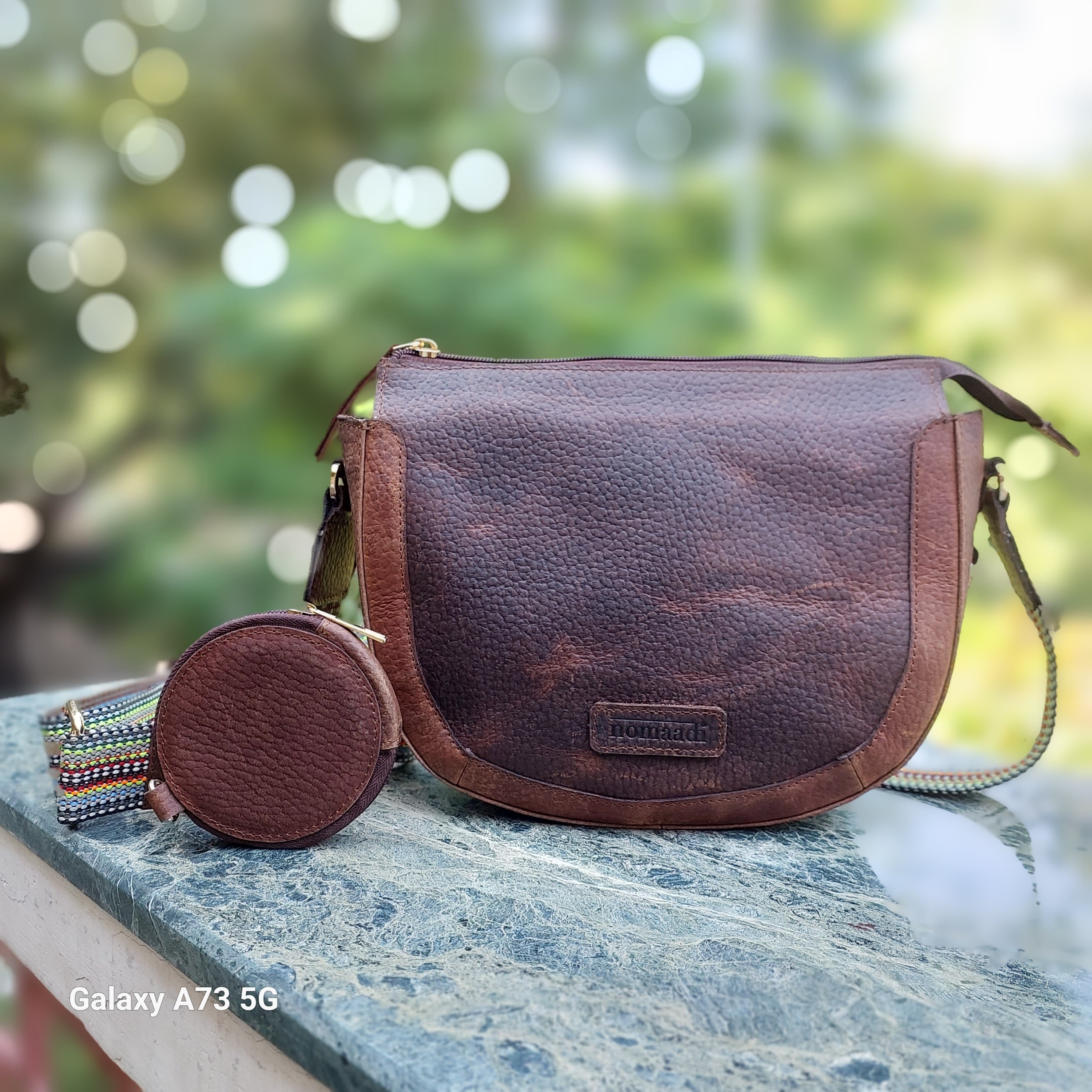 バッグ Vintage leather half moon hand bag Personalized Leather Half Moon Crossbody Bag: Vintage Brown Sling
