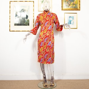 Sukienka cheongsam z czerwonej satyny w stylu vintage z lat 90.: nadruk w liście, kołnierzyk stójka, rozmiar UK 10