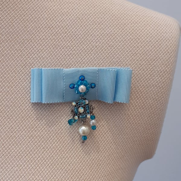 Broche fantaisie nœud ruban gros grain bleu poudré