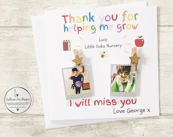 Puede incluir: Una tarjeta de felicitación blanca con el texto "Thank you for helping me grow" en letras coloridas. Dos fotos están sujetas a la tarjeta con pinzas de madera. La tarjeta también incluye el texto "I will miss you" y "Love George x".