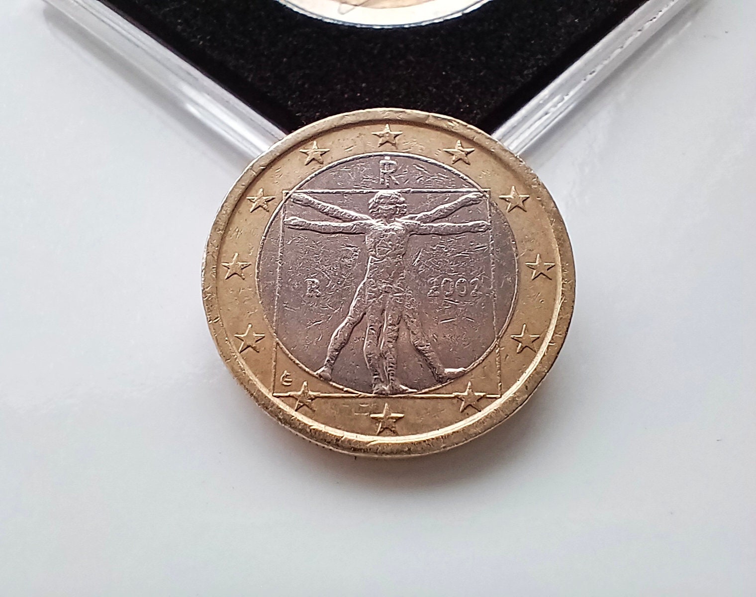 1ユーロ ドイツ 2002年製 2002年付けのドイツの1ユーロ硬貨の裏側。白い背景にドイツの