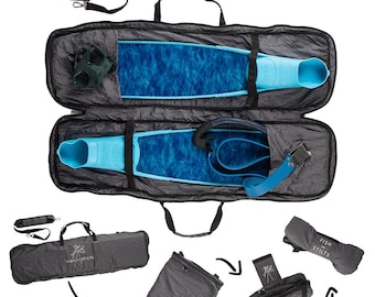Puede incluir: Una bolsa de viaje negra con una abertura con cremallera, que contiene dos aletas azules y negras, un snorkel negro y una correa negra. La bolsa tiene una correa negra y las palabras "Fish Stilts" impresas en el lateral.