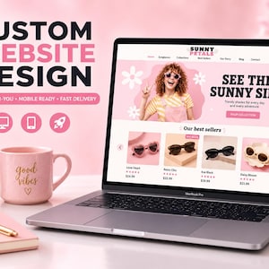 Puede incluir: Un portátil muestra un diseño web personalizado para Sunny Petals, con un tema rosa, gafas de sol y el texto "See the Sunny Side". Junto al portátil hay una taza rosa con el texto "good vibes", un cuaderno rosa y un bolígrafo dorado.
