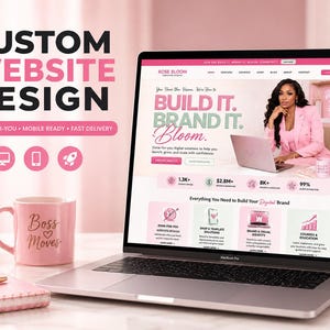 Puede incluir: Un portátil muestra un sitio web titulado Rose Bloom Creative Studio con el texto Build It. Brand It. Bloom. Una taza rosa con el texto Boss Moves se encuentra junto al portátil, junto a un cuaderno rosa y un bolígrafo dorado sobre una superficie blanca.