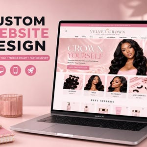 Puede incluir: Un portátil muestra un sitio web para Velvet Crown con el texto Custom Website Design, Crown Yourself y categorías para bundles, wigs, closures y accessories. La pantalla muestra imágenes de productos capilares y modelos.