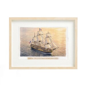 Könnte beinhalten: Aquarellmalerei eines Großseglers, gerahmt in hellem Holz. Das Schiff hat drei Masten mit wehenden weißen Segeln und die französische Flagge. Der Text unten lautet: HERMIONE - 18TH CENTURY FRIGATE. HISTORICAL REENACTMENT.