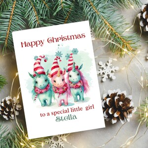 Carte de Noël personnalisée avec 3 licornes mignonnes, personnalisez à qui vous l'envoyez : votre fille, votre arrière-petite-fille et votre nièce.