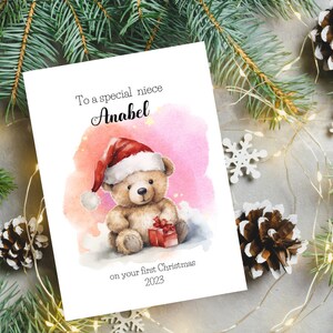 Personnalisez la première carte de Noël de bébé, avec Teddy, personnalisez à qui vous l'envoyez, fille, arrière-petite-fille, nièce, sœur