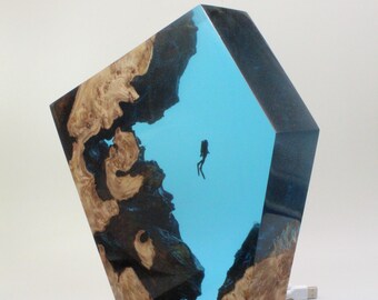 Luce Notturna In Resina Epossidica Con Balena E Subacqueo – Cubo Oceano 5x5x5 Cm Con Base In Legno – Lampada USB Multicolore