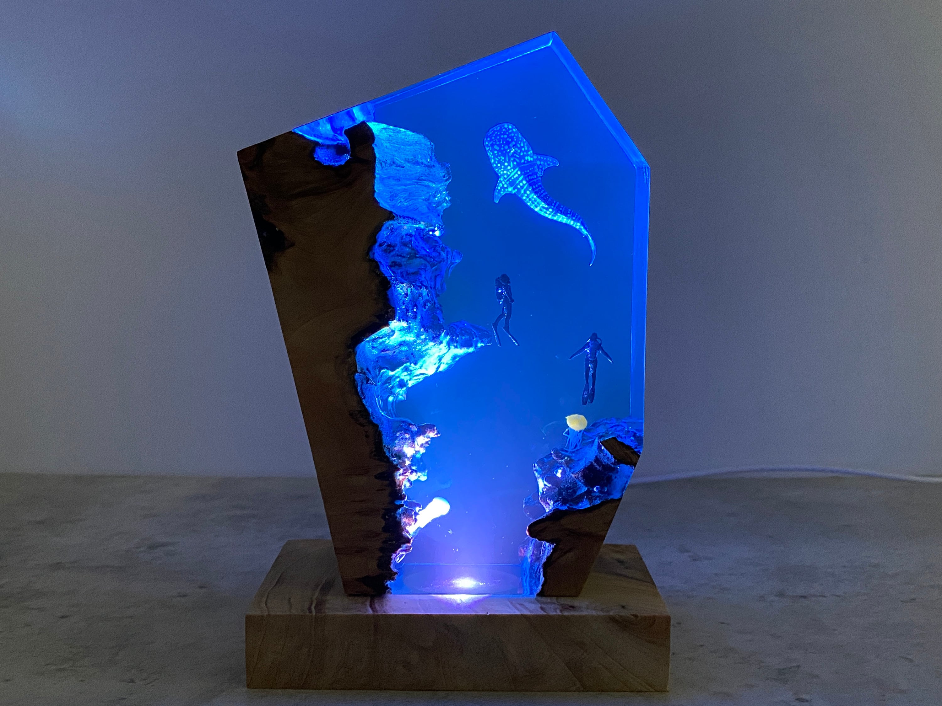 Lampada in resina a forma di squalo balena e subacqueo: luce notturna oceanica - Italia