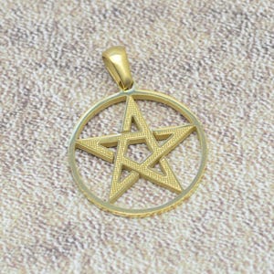 Colgante de pentagrama de acero inoxidable pequeño dorado