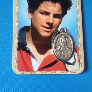 Beato Carlo Acutis, protetor dos jovens e do amor, santinho com medalha e oração com pedido de graça, abençoado pelo Papa