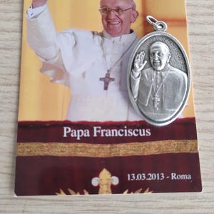 Pingente oval do Papa Francisco esculpido e prateado, atrás de Nossa Senhora do Bom Conselho, artesanato italiano de alta qualidade, abençoado pelo Papa Francisco