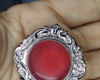 Silver Metal Relic Pendant: Elegant Keepsake Memory Locket