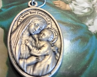 Medalla ovalada de Nuestra Señora del Buen Consejo, de doble cara con la imagen del Papa Francisco.